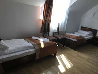 Отель Европа Рахов Улучшенный двухместный номер с 2 отдельными кроватями-4