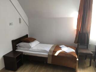 Отель Европа Рахов Улучшенный двухместный номер с 2 отдельными кроватями-5